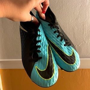 NIKE Soccer Cleats • Size 9.5